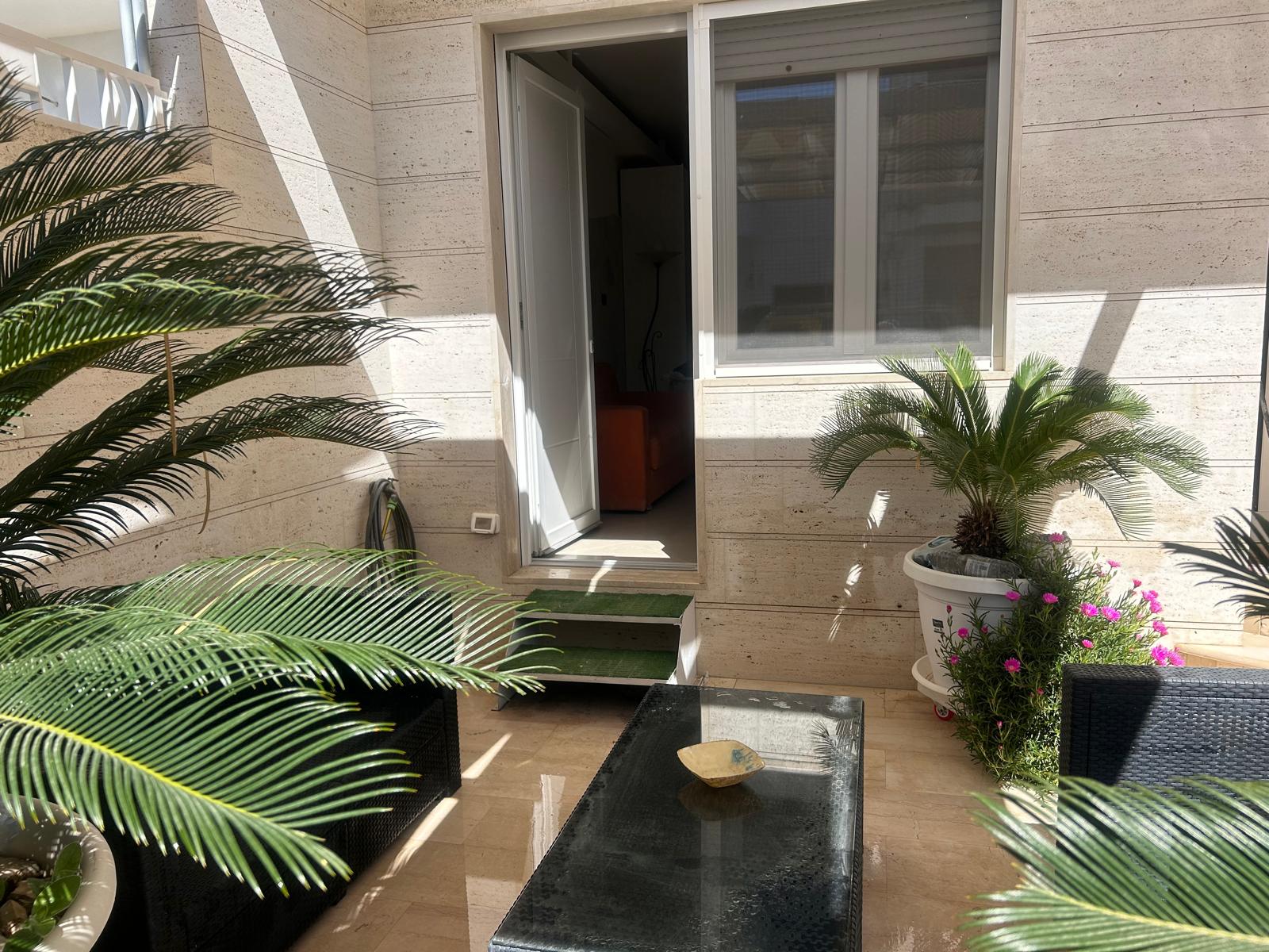 Zona Living - Vista dall'esterno del patio verso la porta d'ingresso
